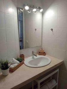 a bathroom with a sink and a mirror at Apartamento golf del sur in Santa Cruz de Tenerife