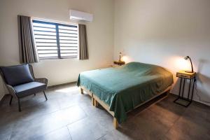 Säng eller sängar i ett rum på Lagun Sunset Resort All Natural Clothing Optional