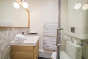 ブリーヴ・ラ・ガイヤルドにあるAppartement Cosy - Lumineux - LESTANG - 2 personnesのバスルーム(洗面台、トイレ付)