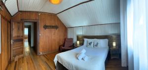 Tempat tidur dalam kamar di La Nuez BnB