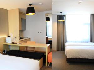 een hotelkamer met een bed en een bureau bij Arirang Hill Hotel Dongdaemun in Seoul