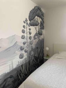 - une chambre ornée d'une fresque murale représentant des fleurs dans l'établissement Chaleureux studio entre Neuchatel et Bienne, à Le Landeron
