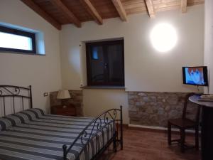 TresanaにあるCa Giacomoのベッドルーム1室(ベッド1台、壁にテレビ付)