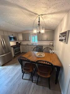 Dapur atau dapur kecil di Tranquil Litchfield Retreat
