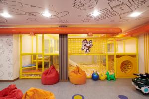 uma sala de jogos para crianças com escorrega e brinquedos em Dili Town Resort and Spa em Dilijan