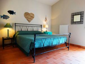 una camera con letto e cuore sul muro di Villa Gemma a Porto Azzurro