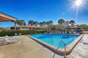 una gran piscina con sillas y un edificio en Portside Resort by Panhandle Getaways, en Panama City Beach