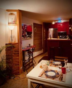 een woonkamer met een tafel met borden erop bij A 150 pas du Capitole! in Toulouse