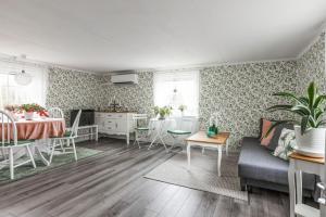 een woonkamer met een bank en een tafel bij Gulliga torpet in Vislanda
