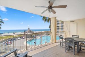 een balkon met uitzicht op een zwembad en het strand bij Summer House 203A in Orange Beach