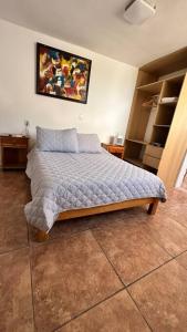 1 dormitorio con 1 cama y una pintura en la pared en Habitación Privada Oaxaca de Juárez, en Oaxaca City