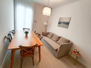 een woonkamer met een tafel en een bank bij By Plaza Universidad Rooms in Barcelona