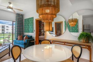 salon ze stołem, krzesłami i lustrem w obiekcie Apartamento con piscina, gimnasio y acceso a playa w Punta Cana