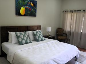 una camera da letto con un letto e un dipinto sul muro di The Toucan Inn a Independence