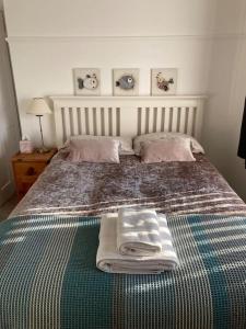 ein Bett mit Handtüchern und Kissen darüber in der Unterkunft Coniston House Lancaster 3 bedrooms Parking and Garden in Lancaster