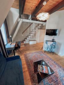 uma sala de estar com uma escada e um tapete em Apartmenthaus am Dom Maisonette mit Parkplatz em Zwickau