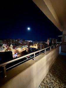 een uitzicht op een stad in de nacht met een maan bij Xatai cozy apartment by Baku Housing in Baku