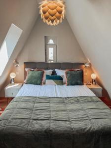 a bedroom with a large bed in a attic at Apartmenthaus am Dom Maisonette mit Parkplatz in Zwickau