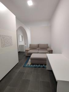 sala de estar con sofá y mesa en Il Cardinale, en Reggio Calabria