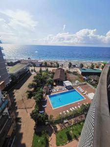 Elle offre une vue sur la piscine et l'océan. dans l'établissement Super Lux Apartment Mgzavrebi, à Gonio