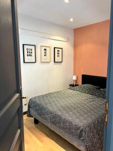 1 dormitorio con 1 cama y 3 cuadros en la pared en « Le Bloom » T2 en centre ville avec parking, en Albertville