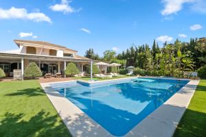 Bazén v ubytování UALIDIA GOLF Suites nebo v jeho okolí
