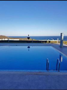 - une piscine bleue avec vue sur l'océan dans l'établissement Appartement Bella vista, à Cabo Negro