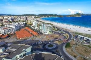 an aerial view of a city and the beach at Apto acolhedor na Passagem in Cabo Frio