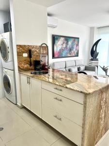 a kitchen with a sink and a microwave at Frente al mar Morros Epic 323 in Cartagena de Indias