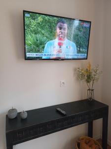 TV a/nebo společenská místnost v ubytování L'art du bonheur proche de la Baie de Somme