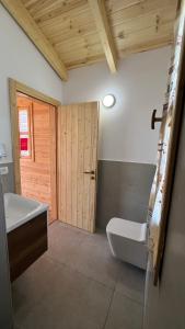 ein Badezimmer mit einer Badewanne, einem WC und einem Waschbecken in der Unterkunft Fishta Guesthouse - Mrizi i Zanave in Fishtë