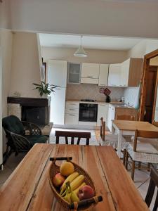 cocina con mesa de madera y cesta de fruta en Casa Vacanze L'Agrifoglio, en Castel di Sangro
