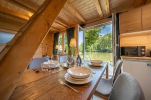 Gallery image of Magic new cozy tiny house at private lake in Řehenice
