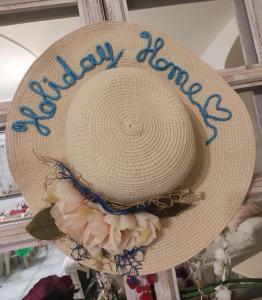 un sombrero de paja con las palabras flores felices en él en holidayhomeischia, en Isquia