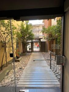 una entrada a un edificio con una pasarela en Departamento 1 dorm amoblado c/cochera en Córdoba