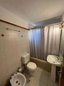 科尔多瓦Departamento 1 dorm amoblado Nueva Córdoba 6 E INVERHOME INMOBILIARIA的带马桶和水槽的浴室