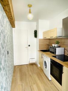 eine Küche mit Waschmaschine und Trockner im Zimmer in der Unterkunft New apartment at 150m from the beaches Easy check in in Juan-les-Pins