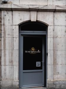eine Tür in einem Steingebäude mit den Worten „Hausmeister“ in der Unterkunft HomeSparadise Loveroom in Besançon
