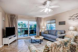 - un salon avec un canapé et une télévision dans l'établissement Casa de Playa, à Saint Augustine