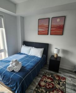 a bedroom with a bed with towels on it at Stylish Townhome Gem with Several Amenities Just Minutes To The Falls in Niagara Falls