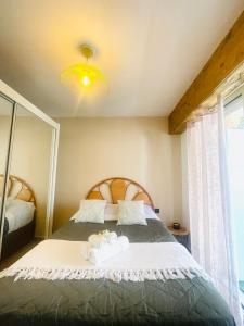 ein Schlafzimmer mit einem Bett mit zwei Handtüchern darauf in der Unterkunft New apartment at 150m from the beaches Easy check in in Juan-les-Pins