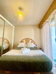 ein Schlafzimmer mit einem Bett mit zwei Handtüchern darauf in der Unterkunft New apartment at 150m from the beaches Easy check in in Juan-les-Pins