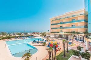 un hotel con piscina y un complejo en Hotel Valverde & Residenza, en Cesenatico