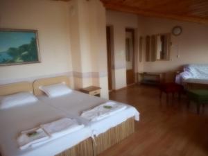 1 dormitorio con 1 cama con toallas en Guest Rooms Ribarska Hizha, en Shabla