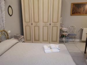 um quarto com uma cama com duas toalhas em VILLA LIBERTY OFELIA locazioni brevi em Cagliari