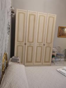 een witte kledingkast in een slaapkamer met een bed bij VILLA LIBERTY OFELIA locazioni brevi in Cagliari