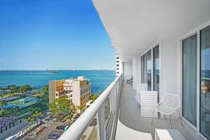 Cet appartement dispose d'un balcon offrant une vue sur l'océan. dans l'établissement City of Dreams! Renovated With Water & Park Views, à Miami