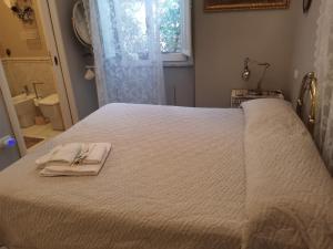 uma cama com dois guardanapos em cima em VILLA LIBERTY OFELIA locazioni brevi em Cagliari