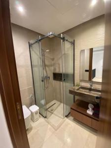 uma casa de banho com um chuveiro, um WC e um lavatório. em Duplex luxe - Résidence privée - Casablanca/Bouskoura em Bouskoura