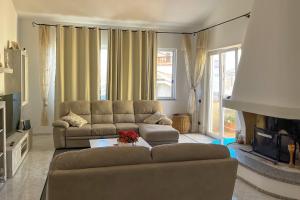 sala de estar con sofá y chimenea en Luxury Home Cabras Centro, en Cabras